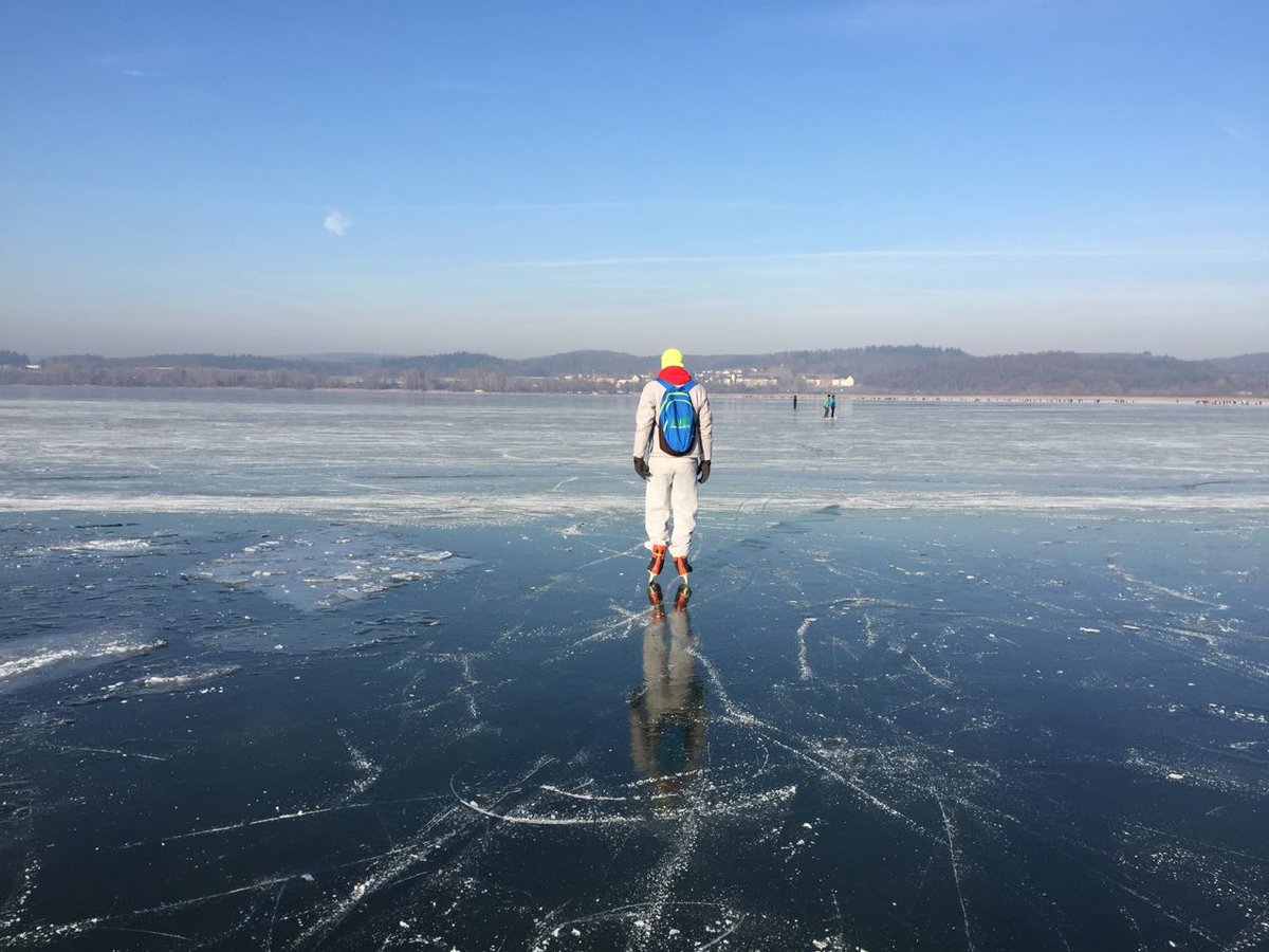 По Боденскому озеру можно кататься на коньках.
