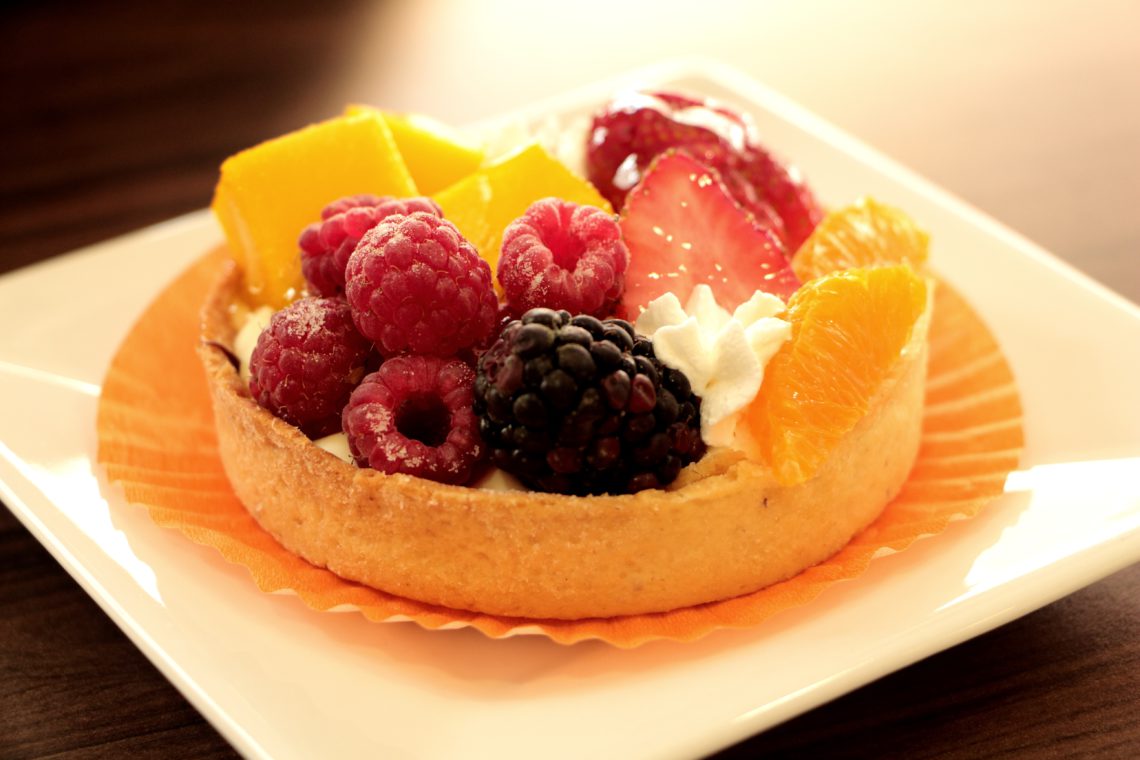 Вкусный летний десерт: фруктово-ягодные корзиночки.