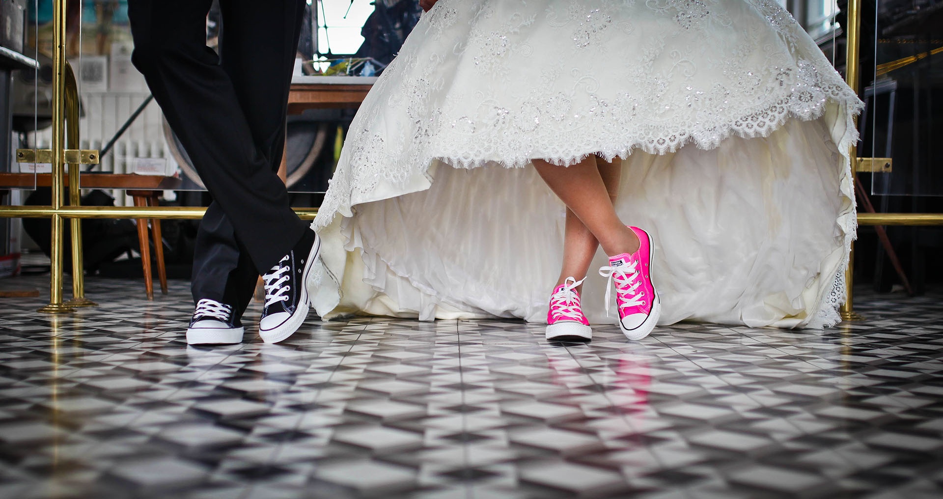 Камерная свадьба дает возможность отказаться от традиционных строгих смокингов и напыщенных вечерних платьев в пользу более свободного фантазийного стиля.
