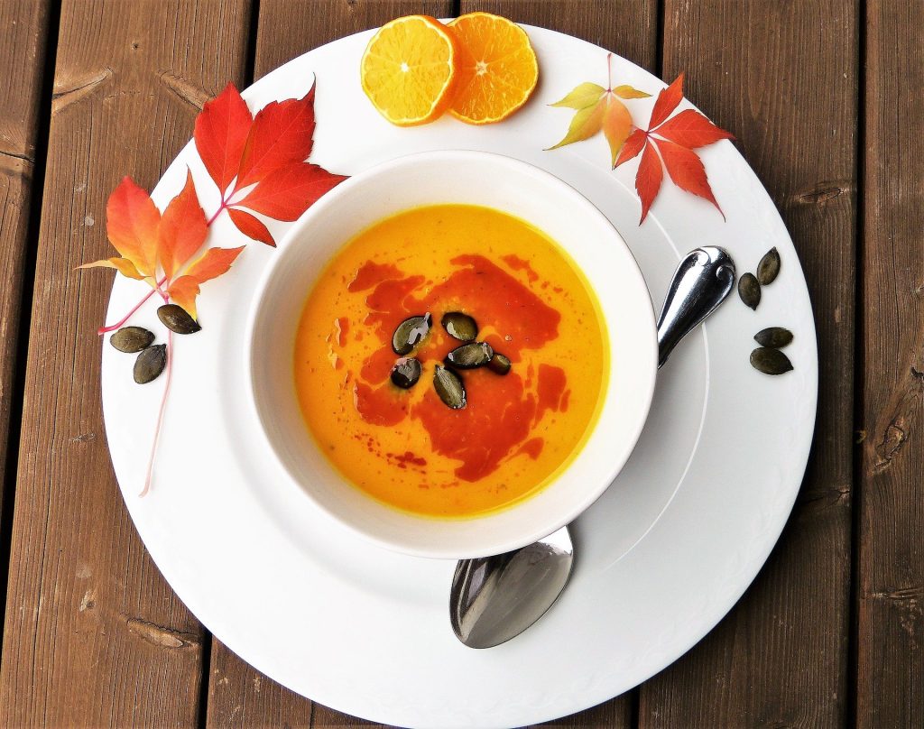Как сбросить лишный вес? Попробуйте новый рецепт тыквенного супа-пюре с яблоком.