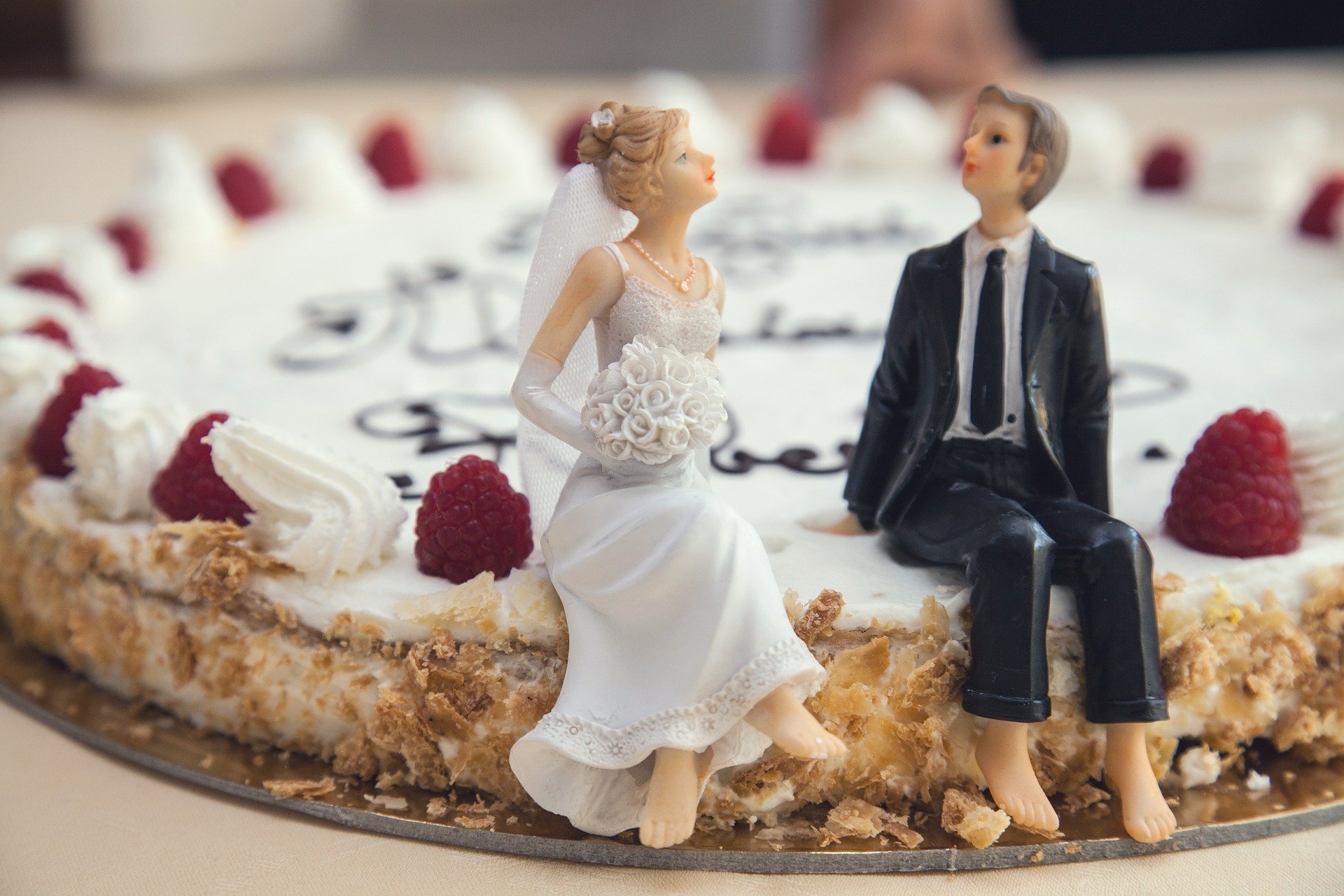 Если вы или кто-то из ваших близких хорошо печете торты и пироги, вам ни к чему тратить деньги на дорогого кондитера для вашей мини-свадьбы..