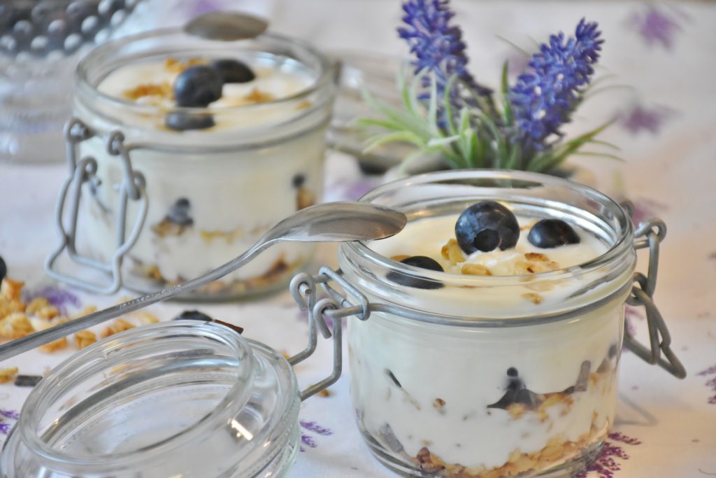 Замечательный летний и легкий десерт: йогуртовое парфе. 